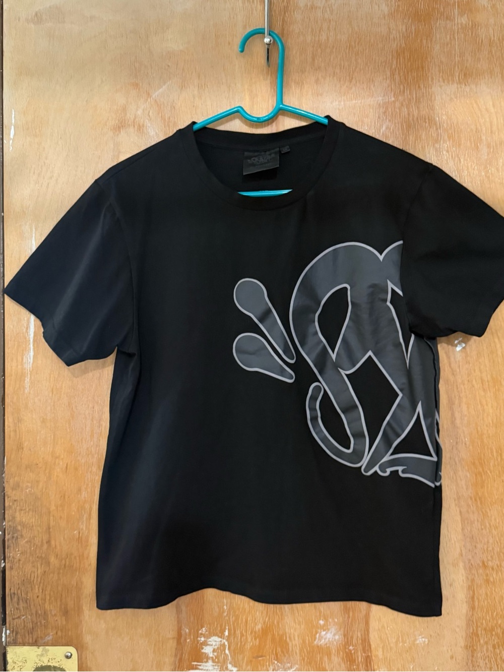 syna world graphic tee